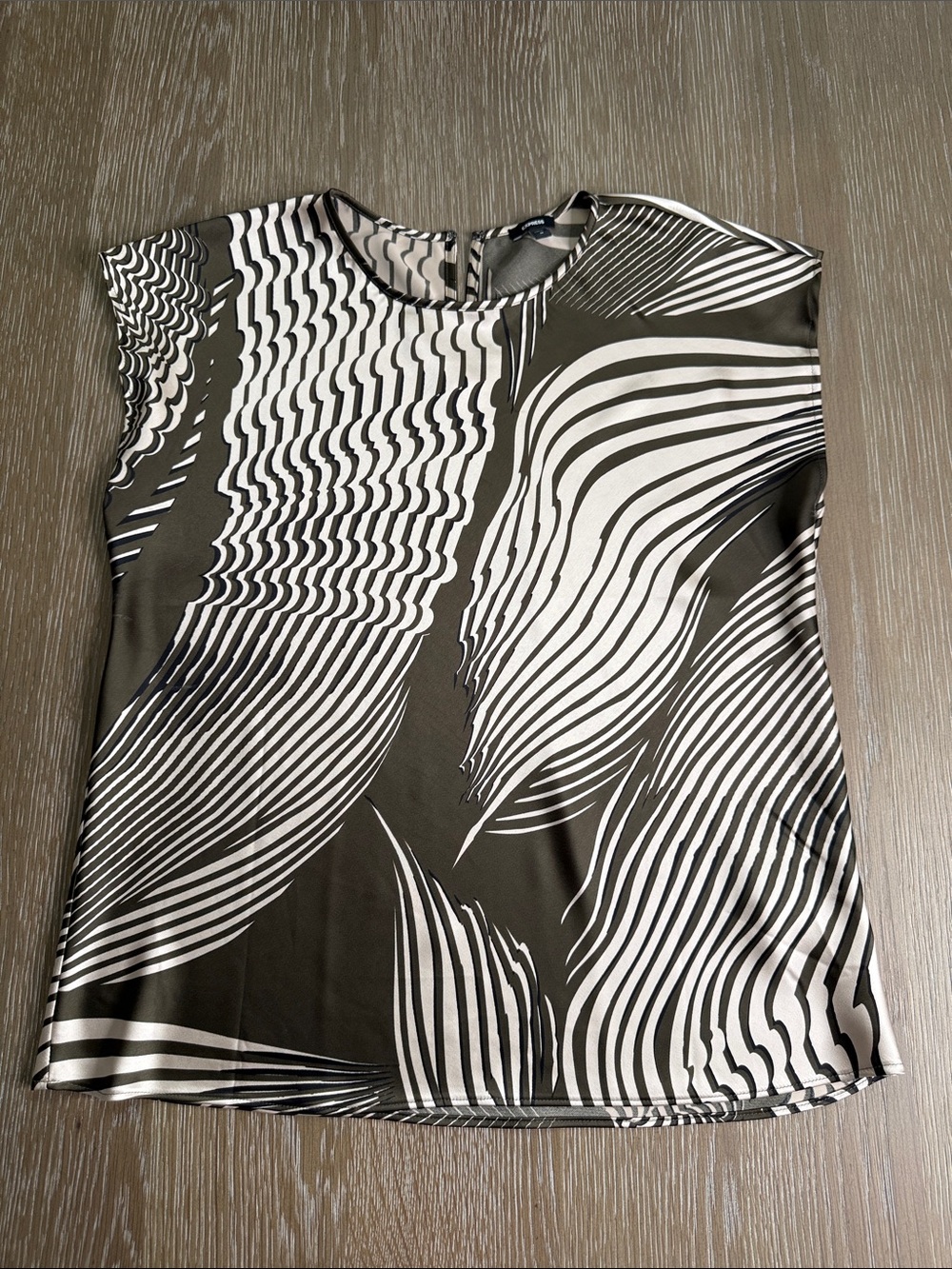 NWOT express Abstract Wave-Print Women's Shell Top - Brown & ivory